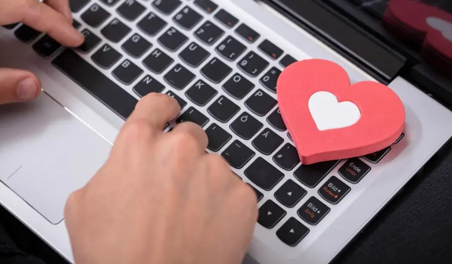  Keys to Success With Online Dating